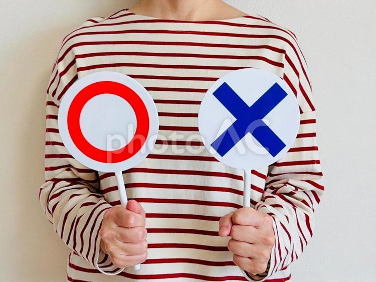 マルバツの札、どっちもあげる女性 マルバツ,どっち,評価の写真素材