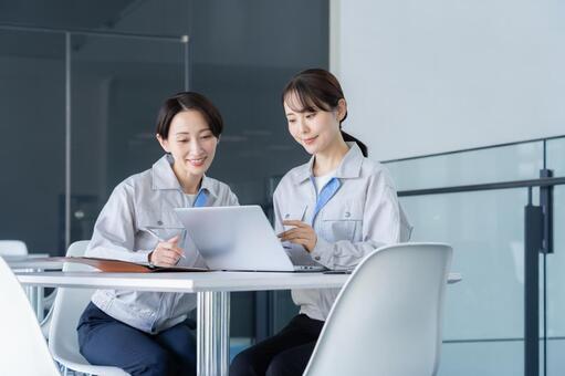 ビルメンテナンスする女性エンジニア 不動産,会議,エンジニアの写真素材