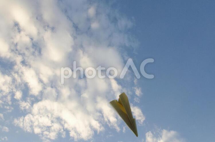 青空と紙飛行機76 紙飛行機,空,風景の写真素材