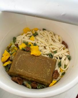 カップうどんの中身 カップうどんの中身 カップうどん,きつねうどん,熱闘の写真素材