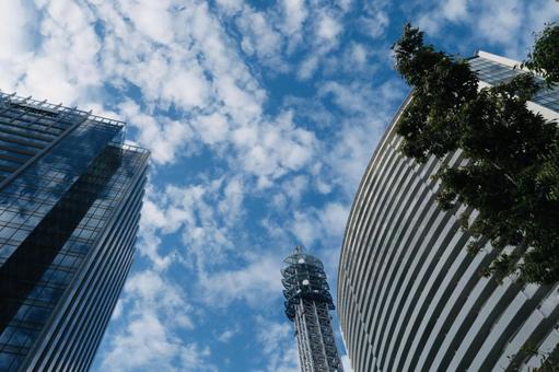 ビルとビルの間の空 ビルとビルの間の空の写真