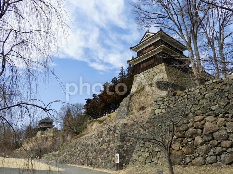 尼ヶ淵から見上げる上田城南櫓と段丘崖 上田城,上田城跡公園,城の写真素材