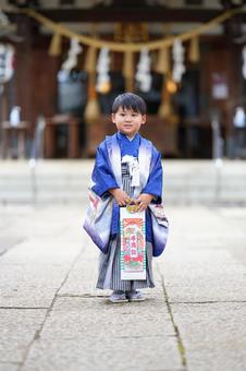 千歳飴を持つ男の子 千歳飴を持つ男の子 七五三,お参り,七五三参りの写真素材