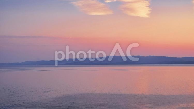 サンセットで照らされた海 海,潮,波の写真素材