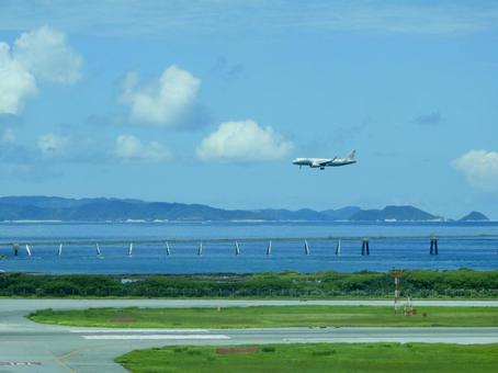那覇空港に着陸する航空機 那覇空港に着陸する航空機 那覇空港,旅客機,飛行機の写真素材