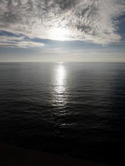 海に輝く太陽の光の道 自然,風景,海の写真素材