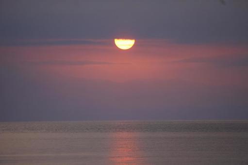 琵琶湖に浮かぶ朝日 琵琶湖に浮かぶ朝日 朝日,朝焼け,太陽の写真素材