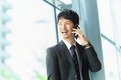 スマホで通話をする男性ビジネスマン スマホで通話をする男性ビジネスマン 男性,スマホ,スマートフォンの写真素材