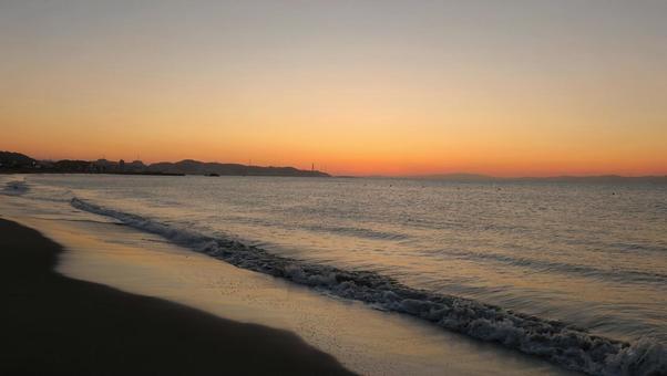 夕焼けに染まる海と砂浜の美しい風景 夕焼け,空,海の写真素材