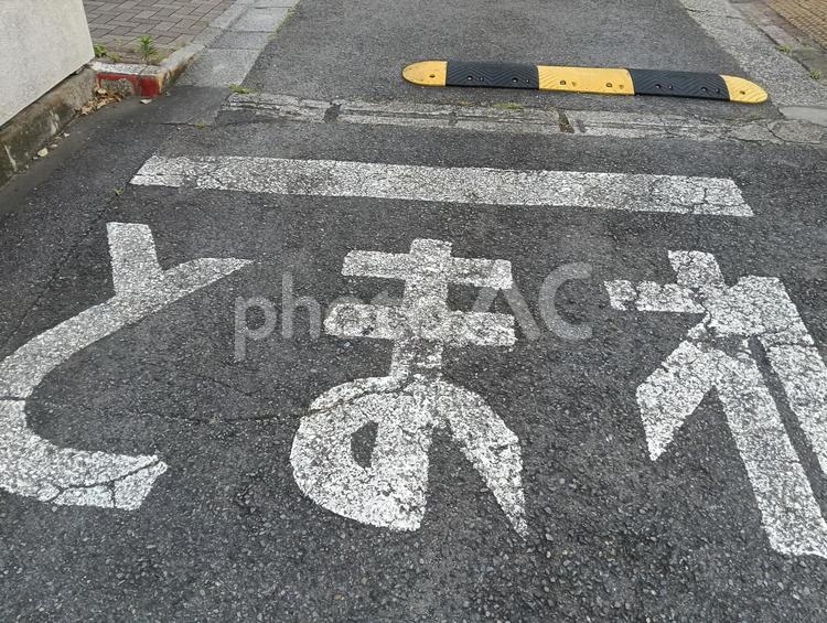 とまれ　の道路標識と停止線 とまれ,止まれ,アスファルトの写真素材