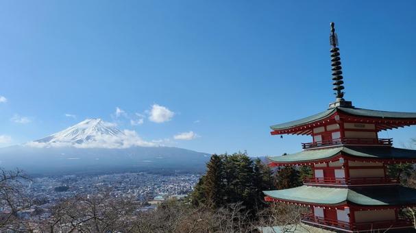三重塔と富士山 三重塔と富士山 富士山,青空,山の写真素材