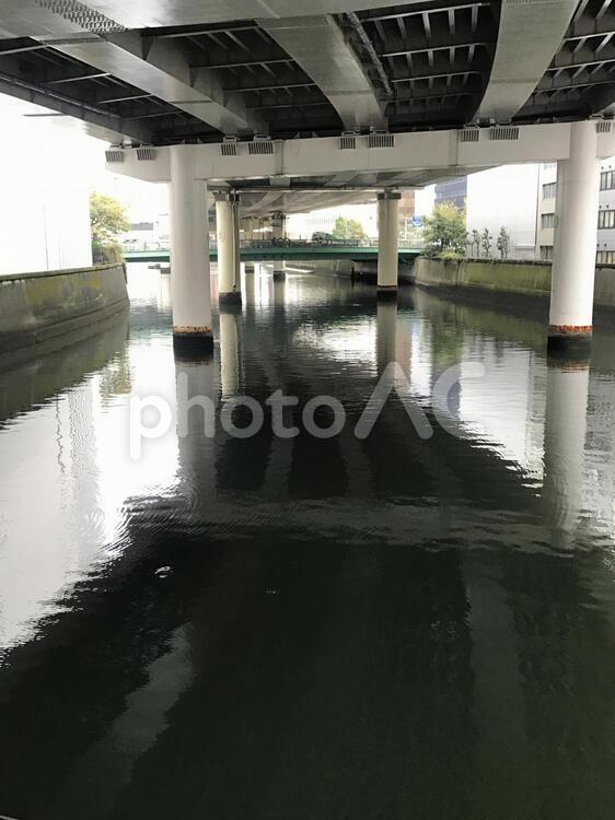 鏡のような川面 水域,反射,何人もありませんの写真素材