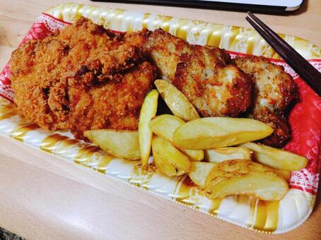 フライドチキンとグリルチキンとポテト フライドチキン,グリルチキン,フライドポテトの写真素材