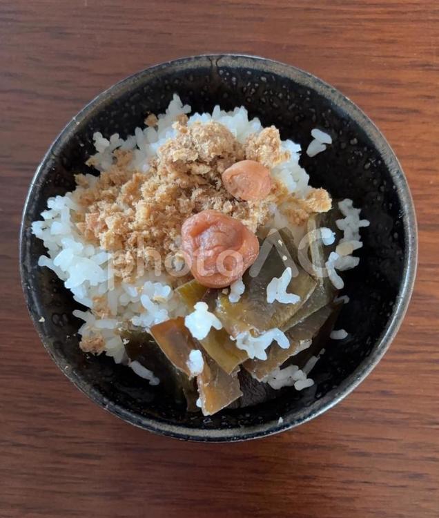 昆布ご飯にさばフレークとかつお梅の茶碗飯 茶碗飯,あきたこまち,七分突きの写真素材