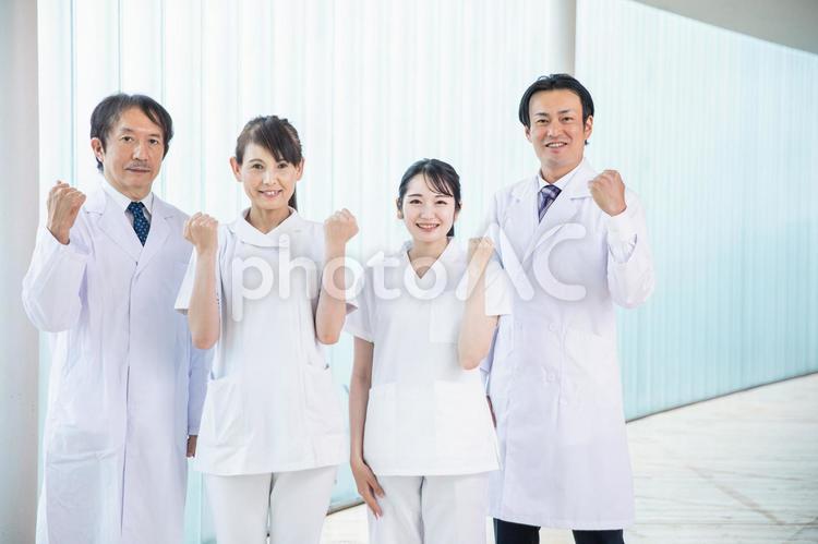 病院にいる医療スタッフ（ガッツポーズ） 看護師,看護師長,医者の写真素材