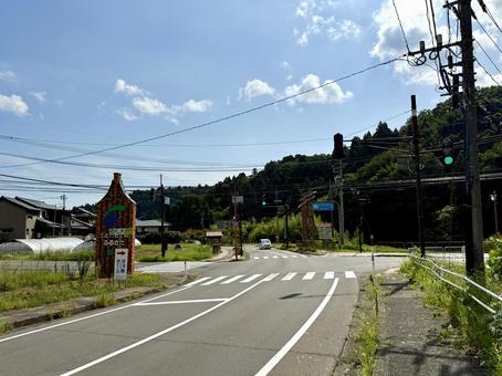 越前陶芸村手前の景色 お地蔵様,舗装,y字路の写真素材