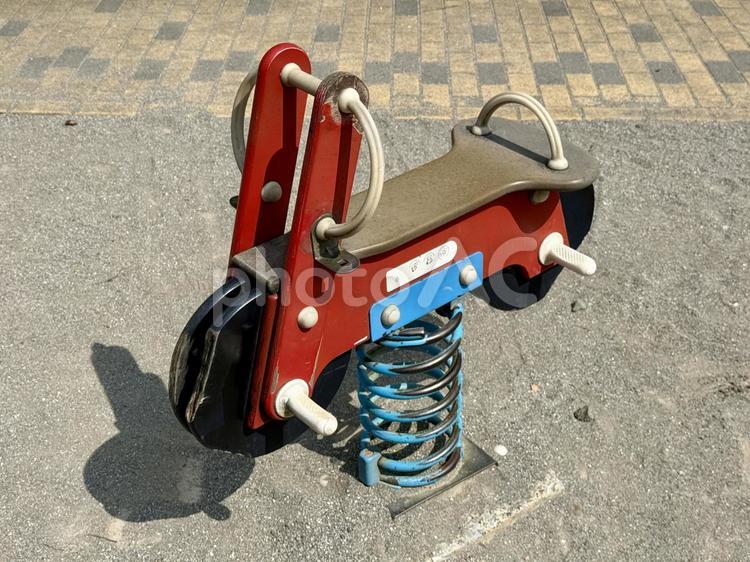 公園の二輪車の遊具 幼児用,団地,揺れるの写真素材