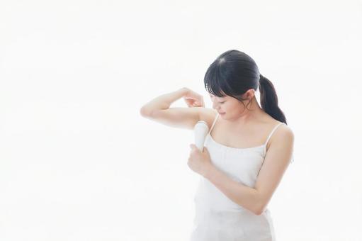 脱毛器を使う若い女性 脱毛器を使う若い女性 ムダ毛,エステ,フェイスの写真素材