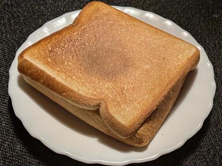 立冬の朝に自宅で焼いたホットサンドイッチの写真