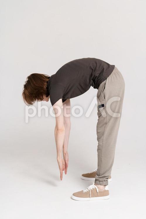立位体前屈をする横向きの男性 男性,立位体前屈,前屈の写真素材