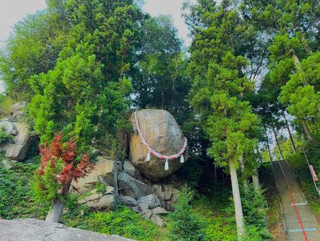 釣石神社の大岩 釣石神社の大岩の写真