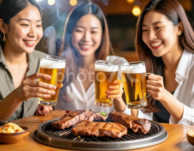 ステーキと乾杯で盛上がる屋外バーベキュー バーベキュー,焼肉,女性の写真素材