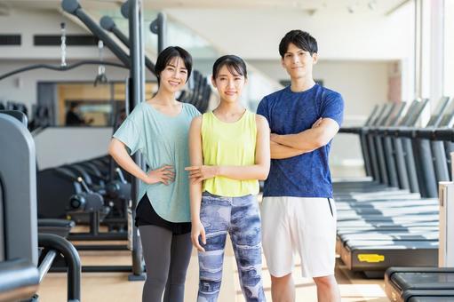 ジムでトレーニングする若い男女 ジム,フィットネス,若いの写真素材