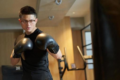 Asian man holding in front of a punching bag, কিকবক্সিং, বক্সিং, bokusasaizu, JPG