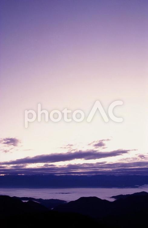 山の上から見る夜明けの風景 日の出,夜明け,朝焼けの写真素材