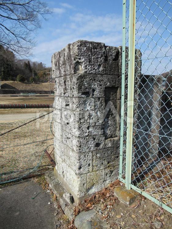 取り壊された元・学校の門柱 門柱,学校,石の写真素材