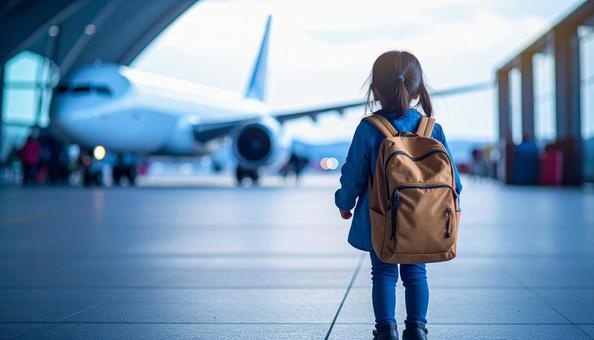 自立しようと一人で旅立つ日本人の女の子 自立しようと一人で旅立つ日本人の女の子の写真