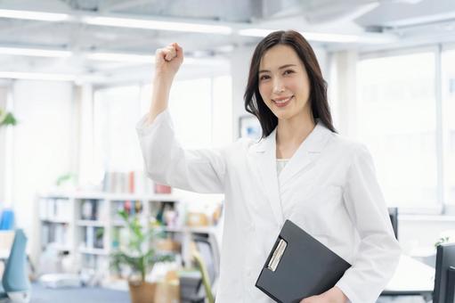 実験をする白衣の若い女性研究者 実験をする白衣の若い女性研究者 研究,サイエンス,実験の写真素材