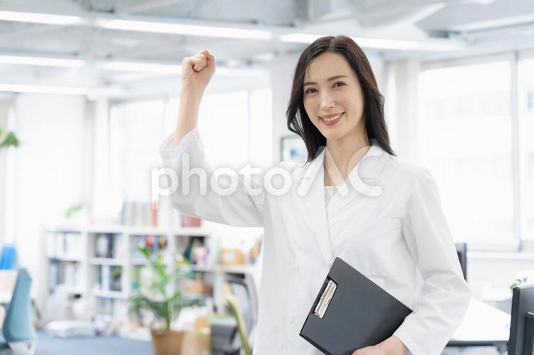 実験をする白衣の若い女性研究者 研究,サイエンス,実験の写真素材