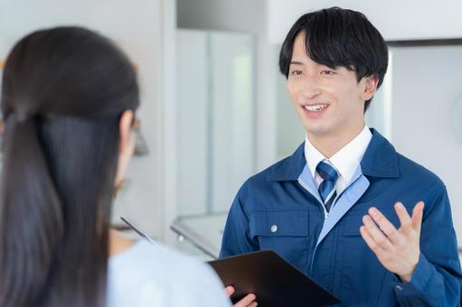 リビングで女性に説明をする不動産業者 リビングで女性に説明をする不動産業者 不動産,設計,女性の写真素材
