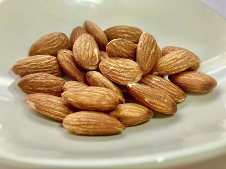 アーモンドのある日常 アーモンド,素焼きアーモンド,素焼きの写真素材