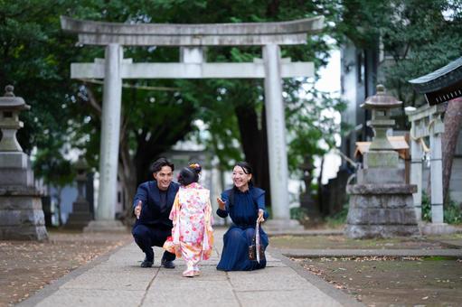七五三参りで笑顔を向ける家族のひととき 七五三参りで笑顔を向ける家族のひととき 七五三,お参り,七五三参りの写真素材