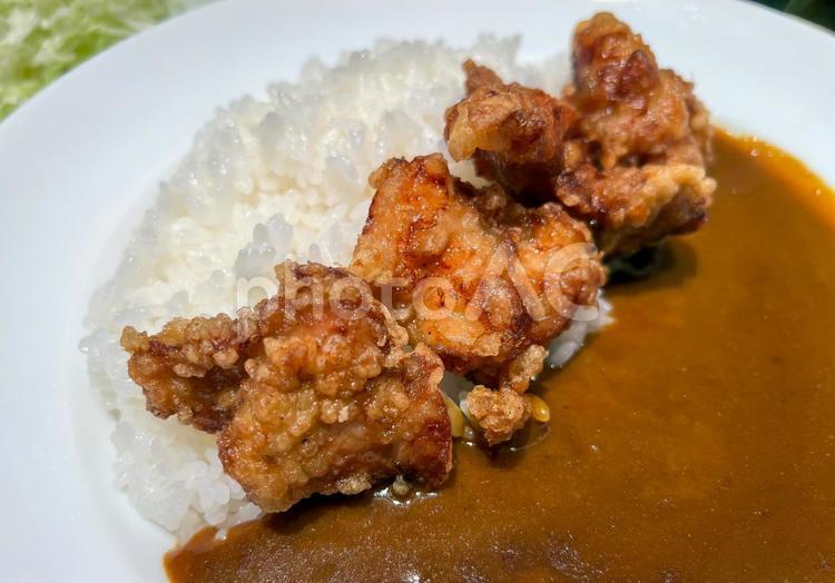 唐揚げをトッピングしたカレー カレー,カレーライス,唐揚げの写真素材