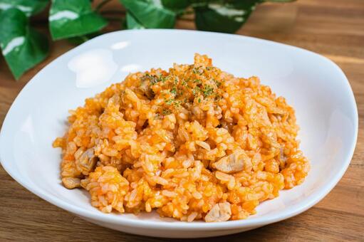 白い皿に盛られたチキンライス チキンライス,ケチャップライス,鶏肉の写真素材