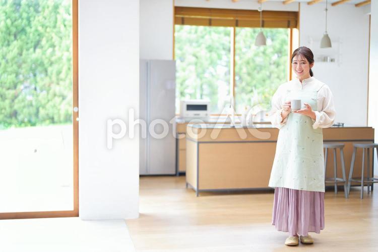 マグを持ち立つ女性 女性,マグ,持つの写真素材