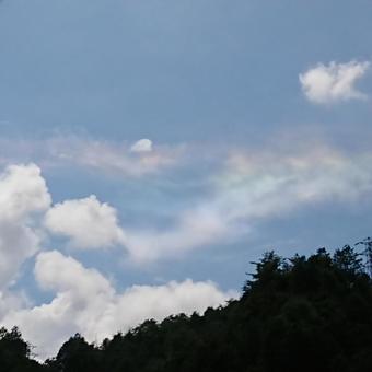 青い空、白い雲、山の木々、虹 青い空、白い雲、山の木々、虹の写真