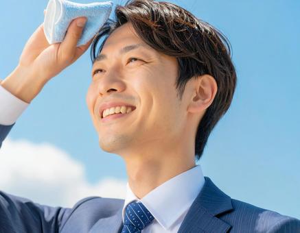 汗をふく男性ビジネスマン 汗をふく男性ビジネスマンの写真