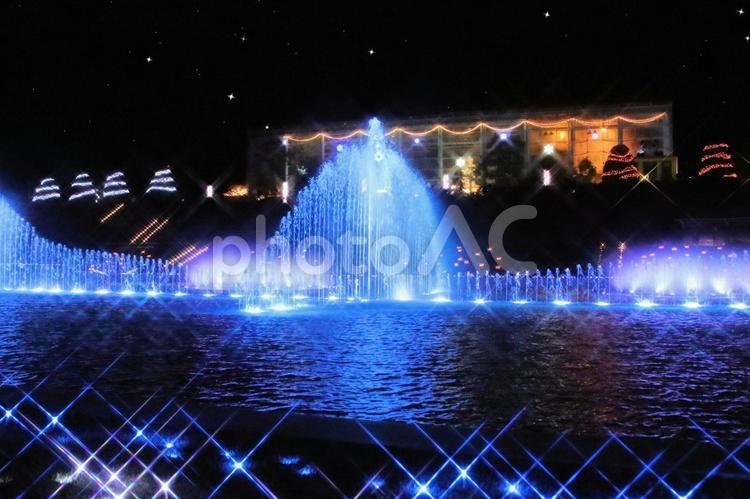 冬の噴水ショーイルミネーション クリスマス,イルミネーション,夜景の写真素材