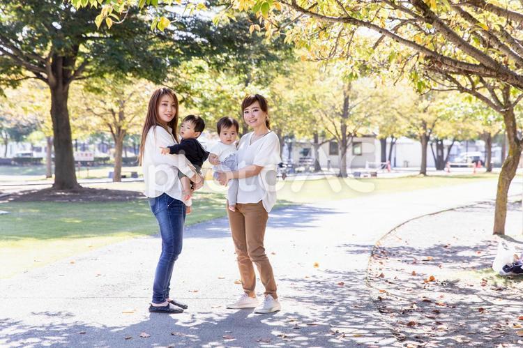 公園で遊ぶママ友と子供 ママ友,赤ちゃん,公園の写真素材