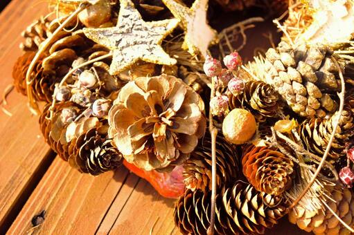 松ぼっくりのクリスマスリース　5 クリスマス,オーナメント,リースの写真素材