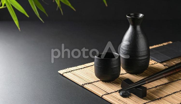 徳利とお猪口と箸　日本酒セットのイメージ 徳利,お猪口,セットの写真素材