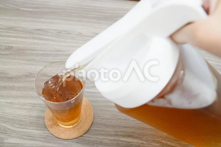 お茶を注ぐ 麦茶,コップ,お茶の写真素材