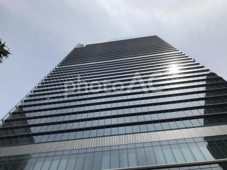 見上げた都会の高層オフィスビルと青空、ビジネスイメージ ビジネス街,オフィス,ビジネスの写真素材