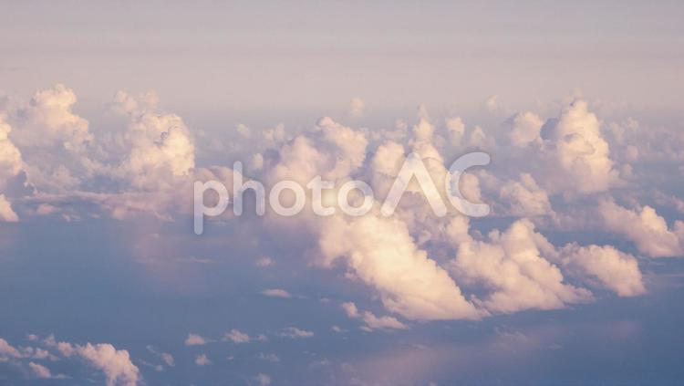 夕陽が当たるもくもくの雲 夕方,もくもく,青空の写真素材