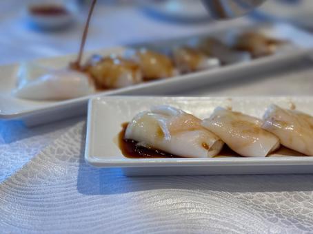 タレをかけた海老蒸し餃子のアップと白い皿 海老蒸し餃子,点心,中華料理の写真素材