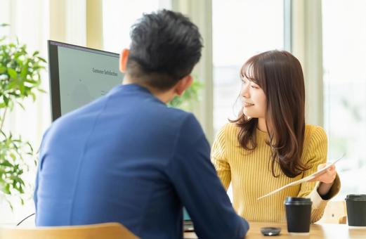 ミーティングをする男女2人のビジネスマン ミーティングをする男女2人のビジネスマン 男性,女性,男女の写真素材